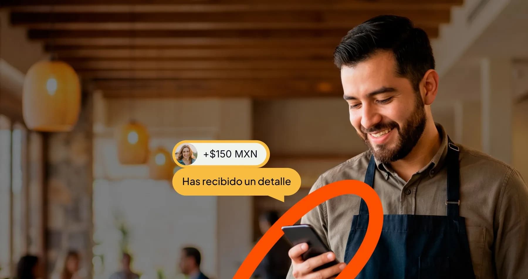 Empleado de restaurante revisando una propina digital en su teléfono